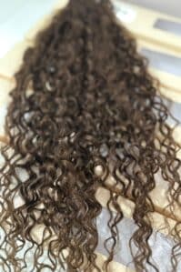 טרסים - שיער חום מתולתל